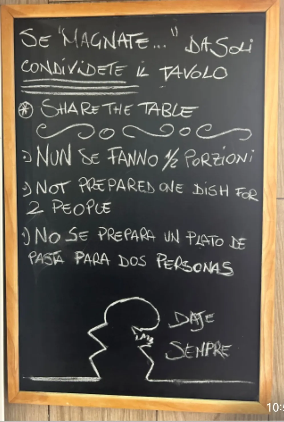 Lavagna della casa: «Se magnate da soli, condividete il tavolo». Niente mezze porzioni.