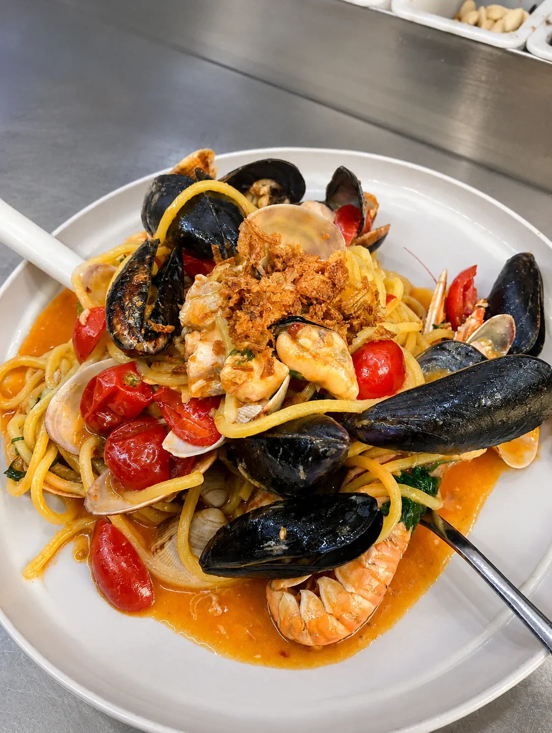 Spaghetti allo scoglio con cozze, vongole e gamberi